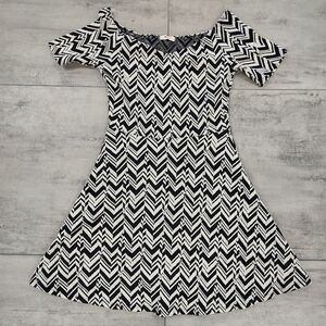 Everly A line Black White Short Sleeve Geometric Dress Juniors Medium